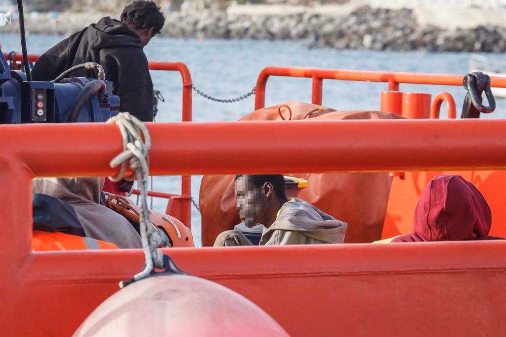 Archivo - La embarcación Salvamento Marítimo a su llegada al muelle de Arguineguín con varias decenas de migrantes, a 28 de agosto de 2021 Archivo
