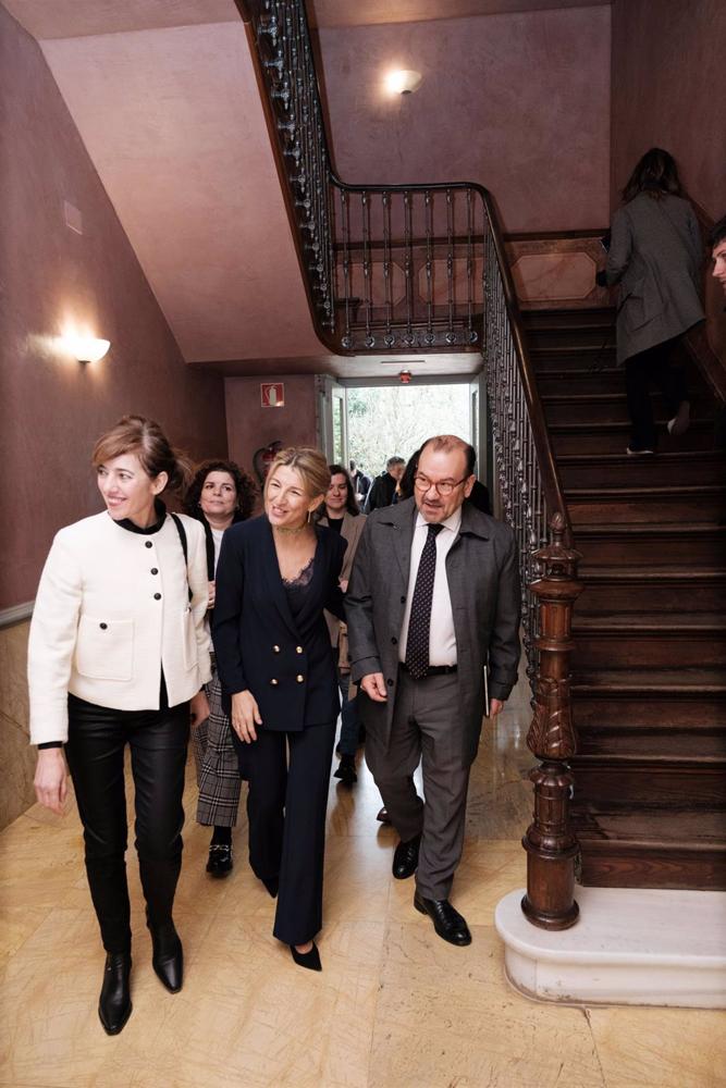 La vicepresidenta segunda del Gobierno y ministra de Trabajo, Yolanda Díaz, junto a la profesora de Ciencia Política en la USC Marta Lois y el rector, Antonio López, este lunes en Santiago. La