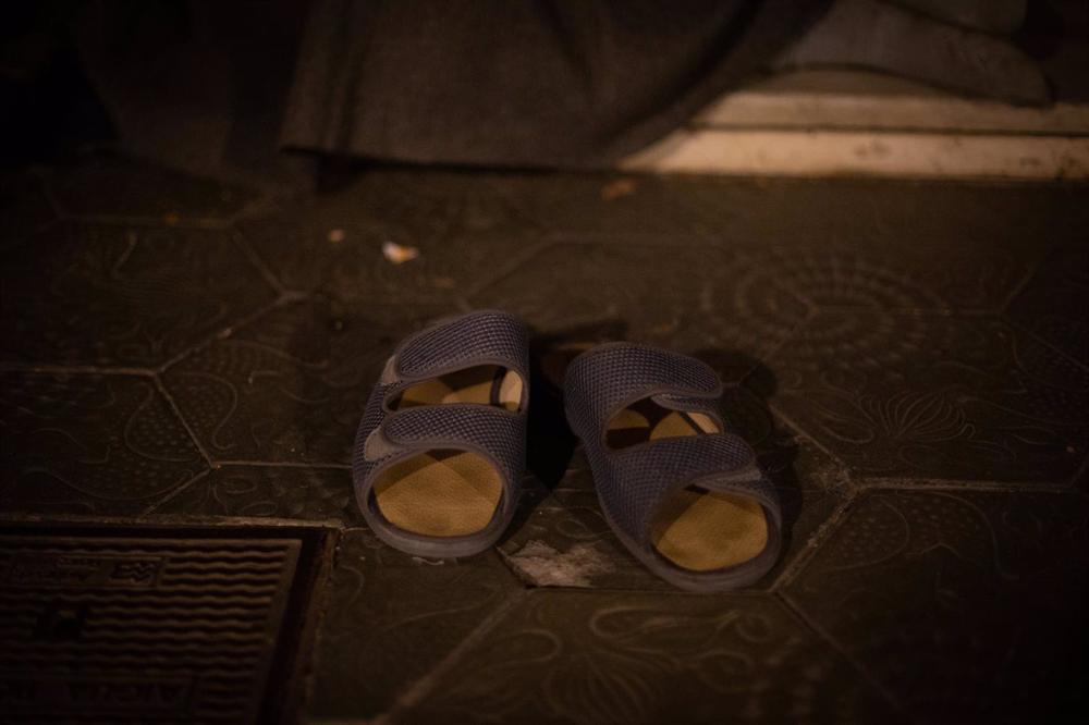 Imagen de archivo - Las sandalias de una persona sin hogar que duerme en el Paseo de Gracia con Gran Vía de Les Corts Catalans, a a 10 de junio de 2021, en Barcelona, Catalunya (España). Imagen