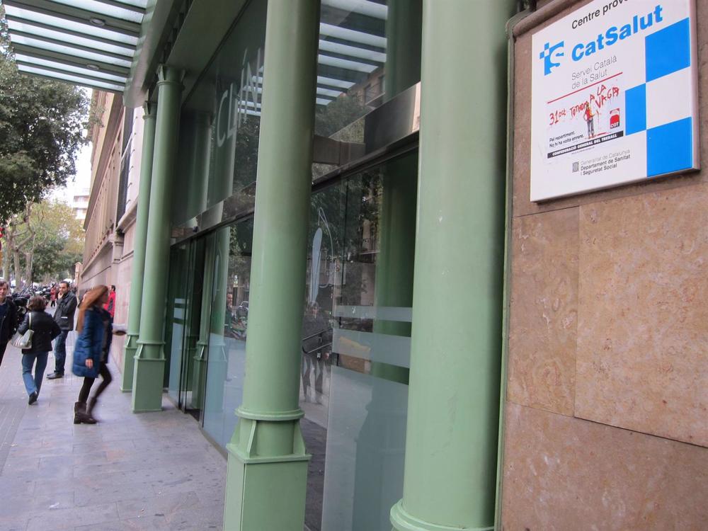 Archivo - Fachada del Hospital Clínic Archivo