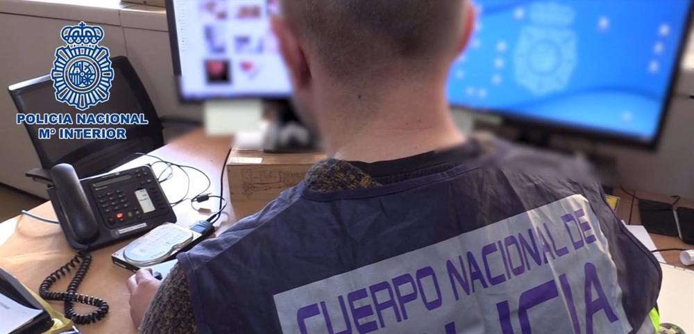 Agente investiga los delitos cometidos a través de la red. Agente