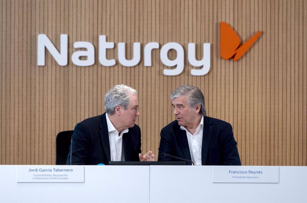 El presidente de Naturgy, Francisco Reynés, y el director general de Sostenibilidad, Reputación y Relaciones Institucionales, Jordi Garcia, en la sede de la compañía, a 15 de febrero de 2023, en Madrid (España) El