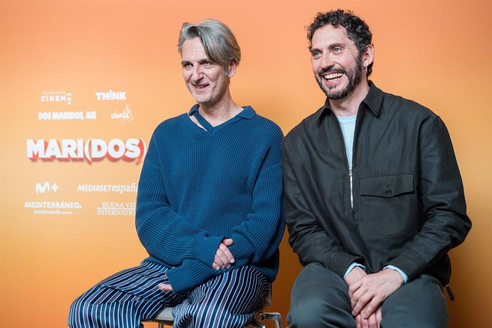 Los actores Ernesto Alterio (i) y Paco León (d), durante una entrevista por el estreno de la película 'Mari (dos)', en el Hotel Urso, a 7 de marzo de 2023, en Madrid (España). Los