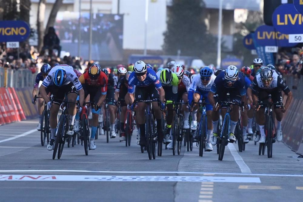 Final al esprint de la segunda etapa de la Tirreno-Adriático 2023, disputada entre Camaiore y Follonica sobre 210 kilómetros y triunfo para Fabio Jakobsen (Soudal-Quick Step) Final