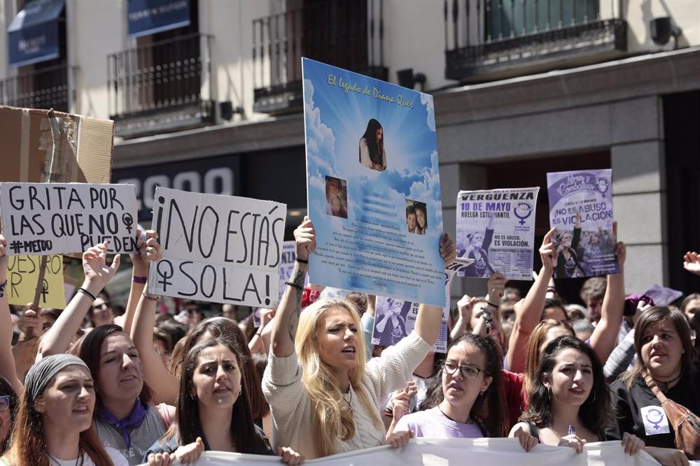 Archivo - Valeria Quer, hermana de Diana Quer, portando una pancarta durante la manifestación en Madrid contra la sentencia de 'La Manada' Archivo