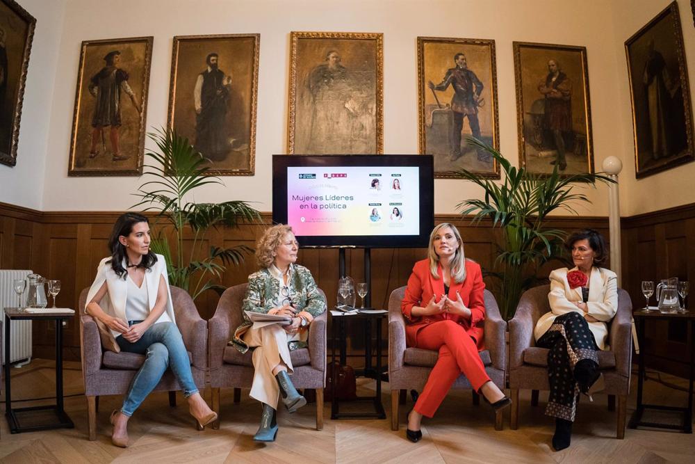 La portavoz de Vox en la Asamblea, Rocío Monasterio; la moderadora y miembro de la parte de la junta directiva del FEDEPE, Elsa González; la portavoz de Ciudadanos, Patricia Guasp, y la diputada del PSOE y exvicepresidenta del Gobierno, Carmen Calvo La