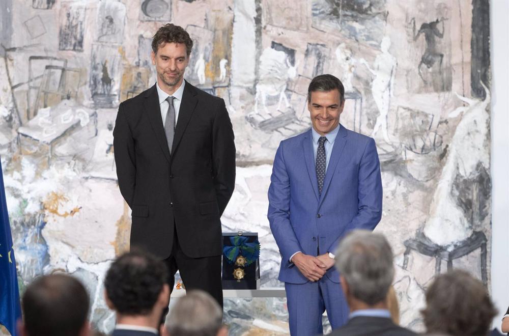 Archivo - El exjugador de baloncesto, Pau Gasol, y el presidente del Gobierno, Pedro Sánchez, en la entrega de la Gran Cruz de la Real Orden del Mérito Deportivo, en La Moncloa, a 2 de junio de 2022, en Madrid (España). Archivo
