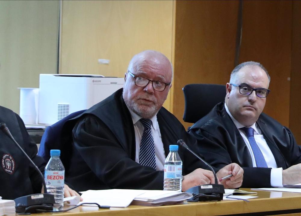 Archivo - El comisario jubilado José Manuel Villarejo (c) se sienta con los magistrados durante la primera sesión de un juicio en la Audiencia Provincial de Madrid, a 8 de noviembre de 2022, en Madrid (España). La Audiencia Provincial de Madrid celebra ma Archivo