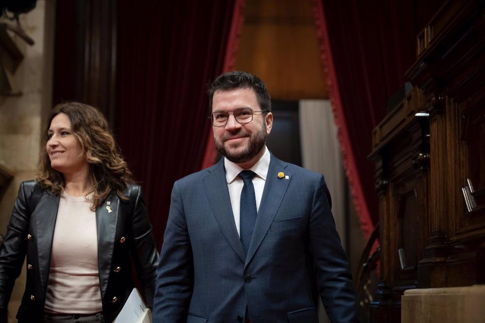 La consellera de la Presidencia, Laura Vilagrà y el presidente de la Generalitat, Pere Aragonès, llegan a una sesión de control en el Parlament de Catalunya, a 8 de febrero de 2023, en Barcelona, Catalunya (España). Durante el pleno, se debate una proposi La