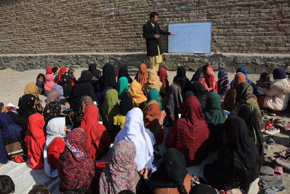 Un professeur enseigne à une classe de filles à Kaboul, en Afghanistan. Un