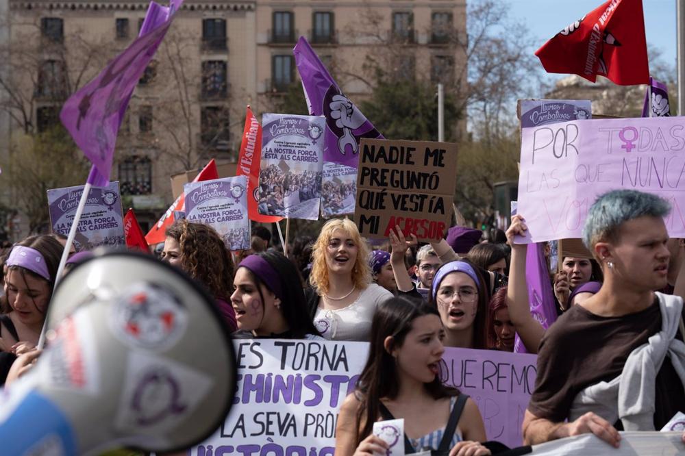 Comienza en Barcelona la manifestación estudiantil por el 8M con centenares de personas Comienza