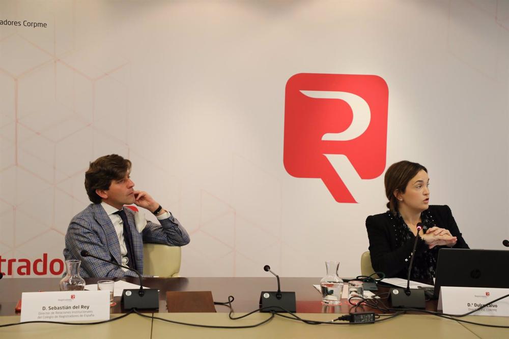 El director de Relaciones Institucionales del Colegio de Registradores, Sebastián del Rey, y la directora de Responsabilidad Social Corporativa, Dulce Calvo, en la presentación del informe sobre equilibrio de género en consejos de administración El
