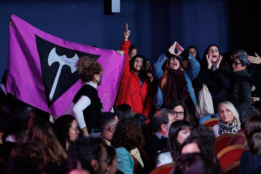 Varias mujeres protestan contra la ministra de Igualdad durante un acto institucional del Día Internacional de las Mujeres Varias