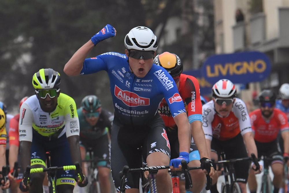 El ciclista belga Jasper Philipsen (Alpecin-Deceuninck) ganó este miércoles la tercera etapa de la Tirreno-Adriático, disputada entre Follonica y Foligno sobre 216 kilómetros El