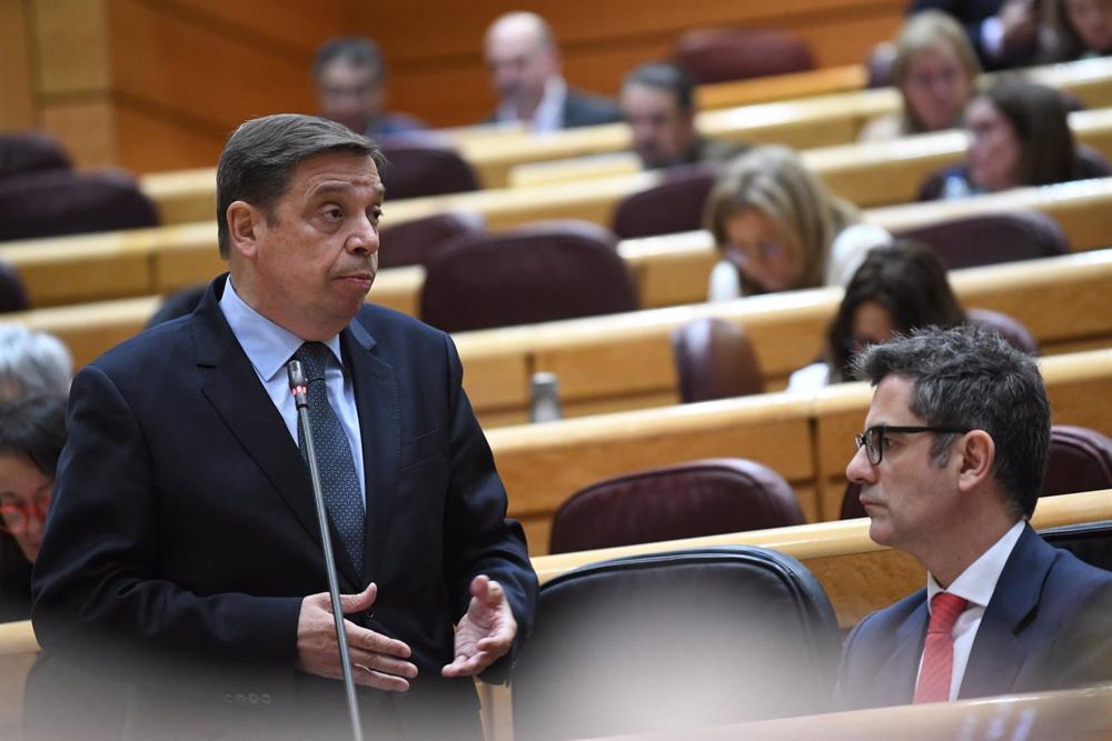 (I-D) El ministro de Agricultura, Pesca y Alimentación, Luis Planas, y el ministro de la Presidencia y Relaciones con las Cortes, Félix Bolaños, durante una sesión de control al Gobierno en el Senado, a 7 de marzo de 2023, en Madrid (España) (I-D)