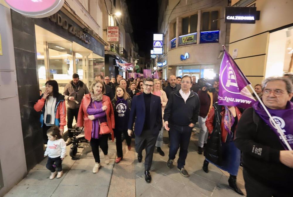 El ministro de la Presidencia, Relaciones con las Cortes y Memoria Democrática, Félix Bolaños, y el secretario general del PSOE extremeño, Guillermo Fernández Vara, participan en la manifestación por el 8M en Mérida El