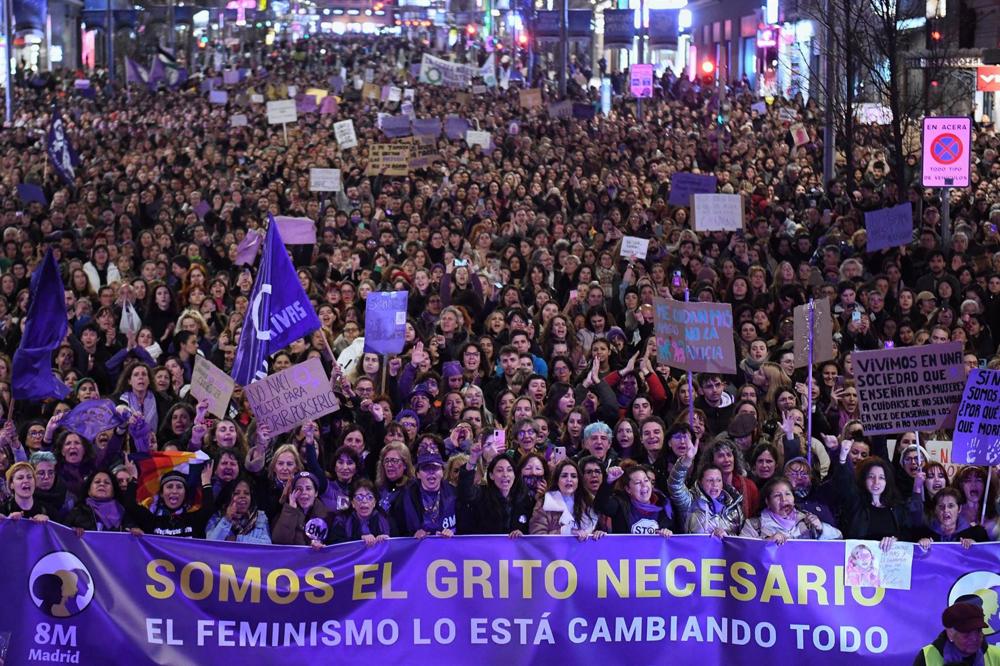 Miles de mujeres durante una manifestación convocada por la Comisión 8M Miles
