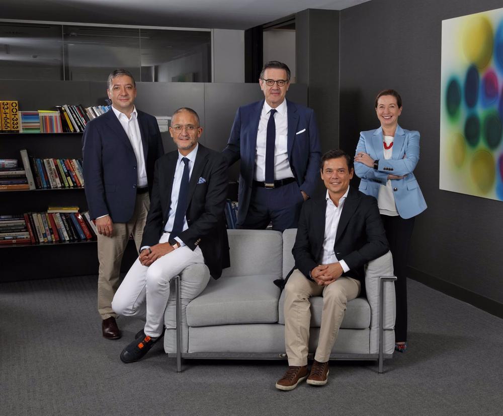 Miembros del equipo directivo de Llorente y Cuenca: Luis Miguel Peña (CEO Europa), José Antonio Llorente (presidente) y Luisa García (COO Global) en la parte de arriba, y Alejandro Romero (CEO Global) y Adolfo Corujo (CEO Deep Digital Business) abajo. Miembros
