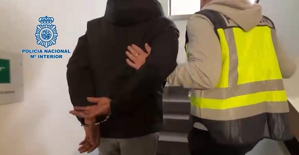 Uno de los detenidos, en dependencias policiales de Palma, junto a un agente. Uno