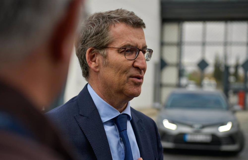 El presidente del PP, Alberto Núñez Feijóo, en su visita a la localidad ciudadrealeña de Daimiel El