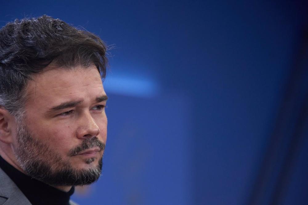 El portavoz de ERC en el Congreso, Gabriel Rufián, interviene durante una rueda de prensa. El