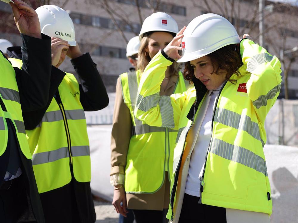 La presidenta de la Comunidad de Madrid, Isabel Díaz Ayuso (d), durante su visita a las obras de edificación y el piso piloto de una de las promociones del Plan Vive del Gobierno regional, en San Sebastián de los Reyes, a 9 de marzo de 2023, en Madrid (Es La