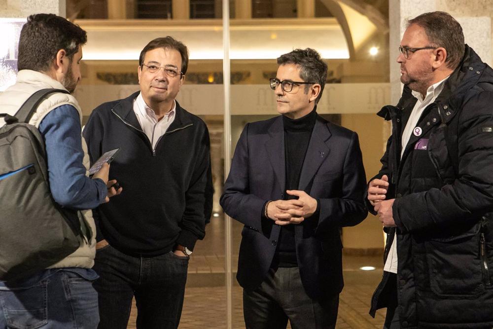 El ministro de la Presidencia, Relaciones con las Cortes y Memoria Democrática, Félix Bolaños, y el secretario general del PSOE de Extremadura, Guillermo Fernández Vara, a antes de la manifestación del 8M, en Mérida, El