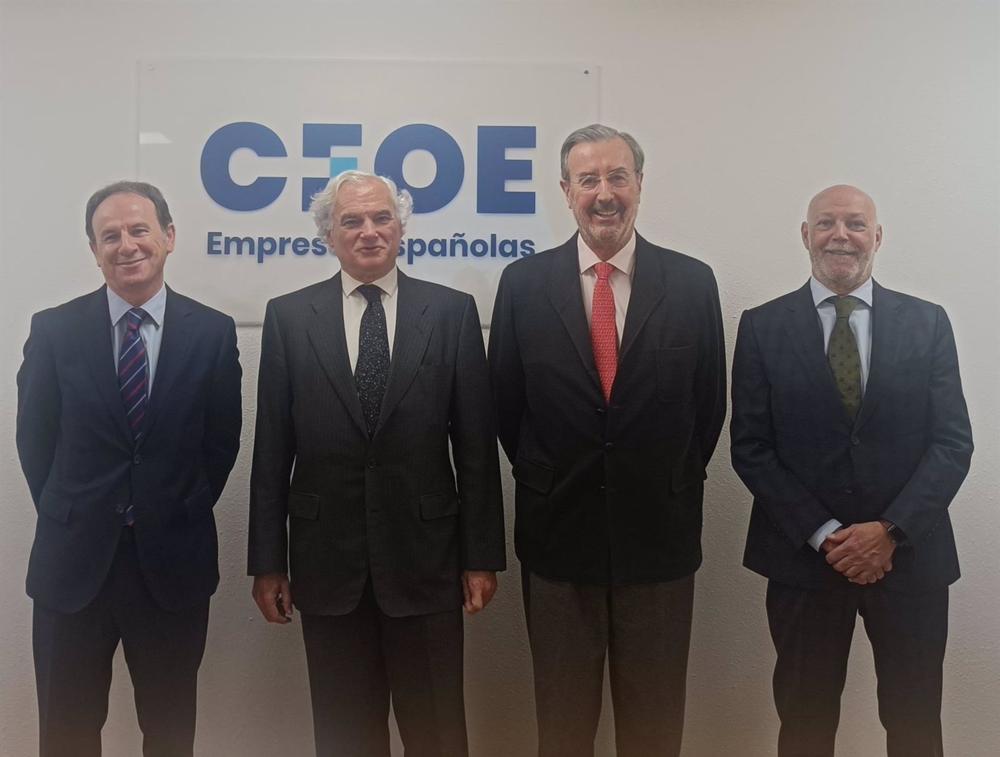 El presidente de Aspel, Juan Díez de los Ríos; el presidente de Afelin, Jesús Martín; el presidente de CEIM y vicepresidente de la CEOE, Miguel Garrido; y el presidente de Aselbi, Javier Campuzano. El