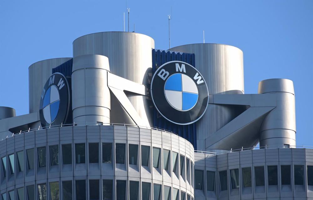 Archivo - FILED - 20 March 2019, Bavaria, Munich: The BMW logo on the carmaker's headquarters. DPA Archivo