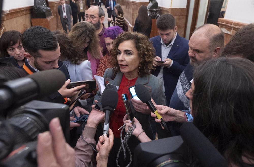 La ministra de Hacienda y Función Pública, María Jesús Montero, atiende a medios a su llegada a una sesión plenaria en el Congreso de los Diputados, a 9 de marzo de 2023, en Madrid La