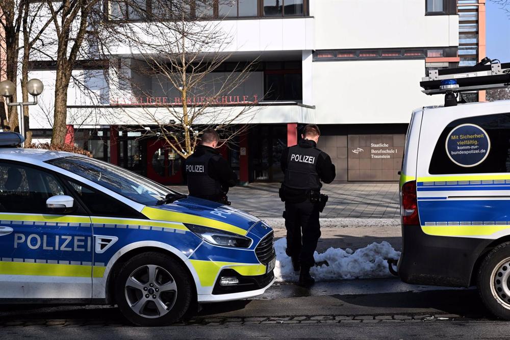 Véhicules et agents de la police allemande Véhicules