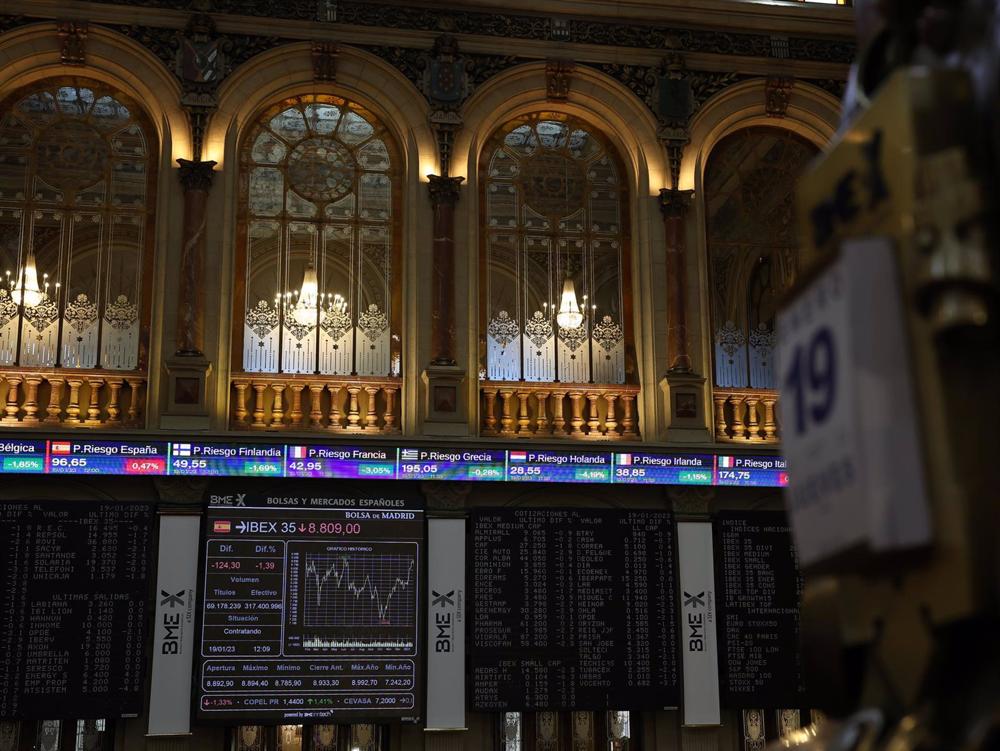 Archivo - Un panel del Ibex 35 en el Palacio de la Bolsa, a 19 de enero de 2023, en Madrid (España). El Ibex 35 cotizaba en la media sesión con una caída del 1,44% y todos sus valores en rojo, lo que le llevaba a situarse en los 8.804,8 enteros, en una jo Archivo