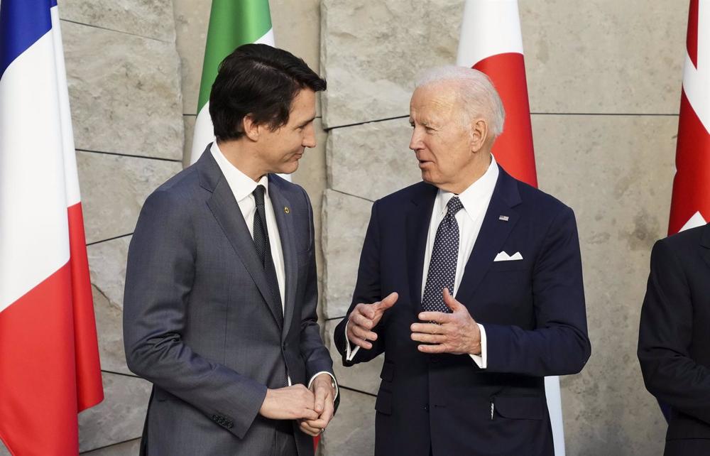 Archivo - El presidente de Estados Unidos, Joe Biden, y el primer ministro de Canadá, Justin Trudeau, en una conversación durante una reunión del G7. Archivo