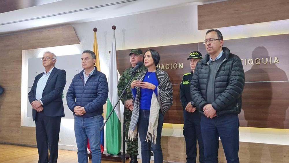 Rueda de prensa de miembros del Gobierno de Colombia sobre el avance en las negociaciones con mineros en huelga en Antioquia. Rueda