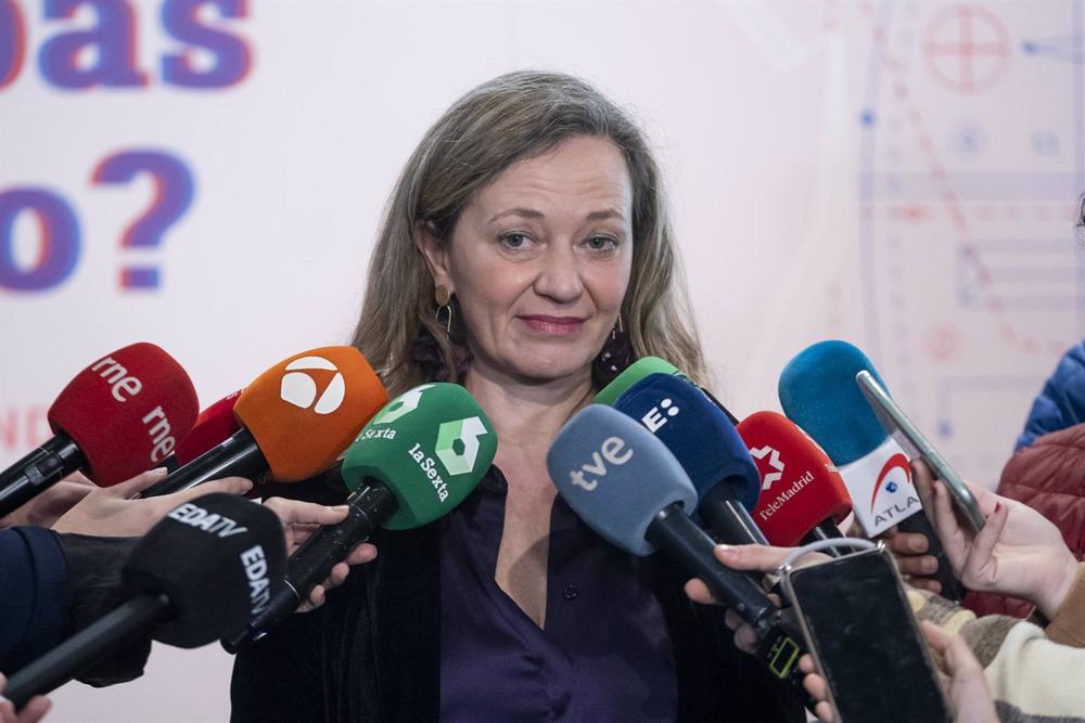 La delegada del Gobierno contra la Violencia de Género, Victoria Rosell, atiende a medios durante la exposición '¿Qué llevabas puesto? Desmontando patrones sobre la violencia sexual' en el Museo del Traje, a 10 de marzo de 2023, en Madrid (España). La