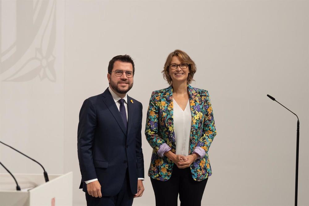 Archivo - El presidente de la Generalitat, Pere Aragonès y la nueva consellera de Acción Exterior, Meritxell Serret, posan tras su toma de posesión, en el Palau de la Generalitat, a 11 de octubre de 2022, en Barcelona, Cataluña (España). Archivo
