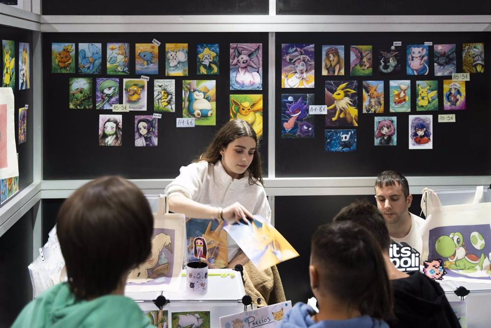Una varios jóvenes asisten a la celebración de la tercera edición del Salón del Cómic de Valencia Una