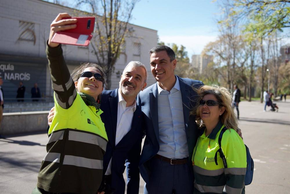 El presidente del Gobierno, Pedro Sánchez, y el candidato del PSC a la alcaldía de Barcelona, Jaume Collboni, en su visita al barrio de Canyelles de la capital catalana. El
