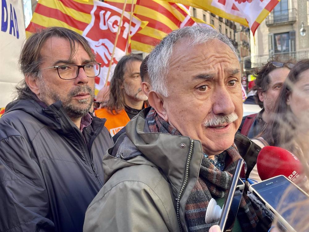 El secretario general de UGT Pepe Álvarez este viernes en Barcelona junto al secretario general de UGT de Catalunya Camil Ros El