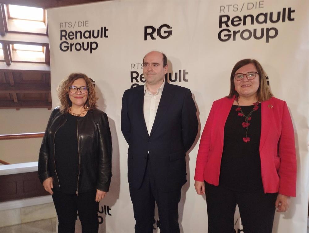 José González Para, director del Centro I+D+i de Renault Group Valladolid, junto con Teresa Riesgo, secretaria general de Innovación del Ministerio del ramo (dcha), y Charo Chávez, concejal de Innovación (izda). José