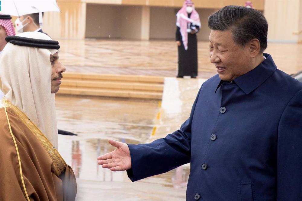Archivo - El ministro de Exteriores saudí, Faisal bin Farhan Al Saud, y el presidente de China, Xi Jinping Archivo