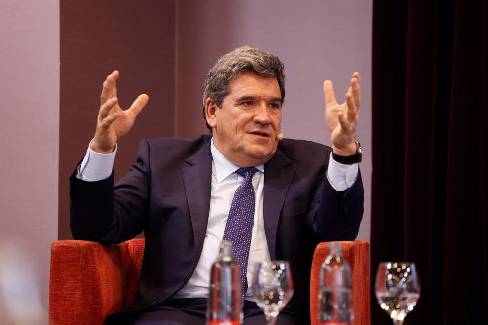 El ministro de Inclusión, Seguridad Social y Migraciones, José Luis Escriva, participa en un desayuno-coloquio en Valladolid. El