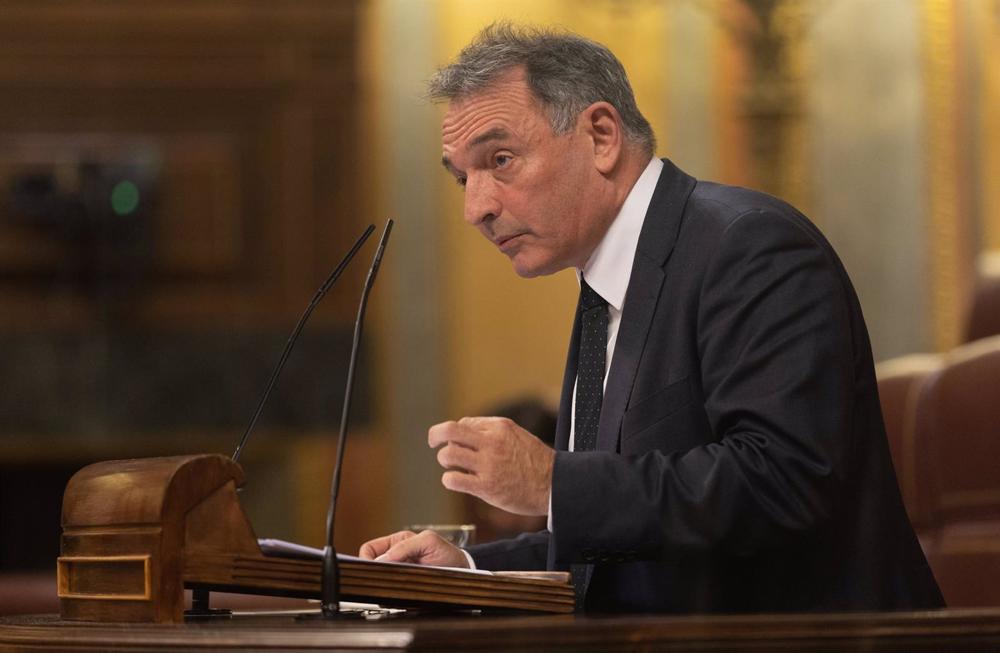 Archivo - El diputado de IU Enrique Santiago interviene durante una sesión plenaria en el Congreso de los Diputados. Archivo