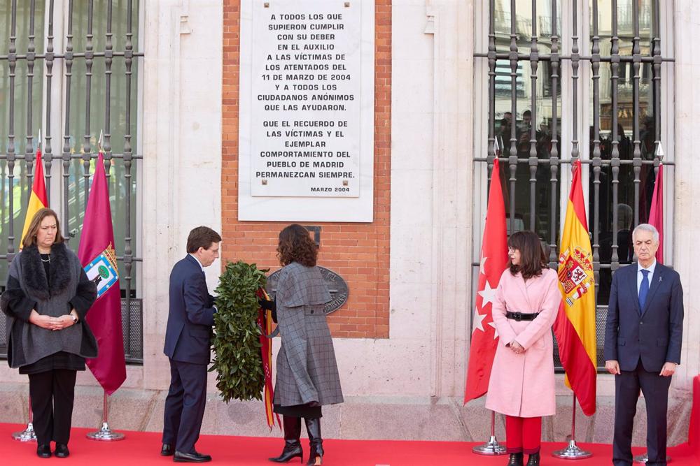 La presidenta de la Comunidad de Madrid, Isabel Díaz Ayuso, y el alcalde de Madrid, José Luis Martínez-Almeida, colocan una corona en el acto conmemorativo de los atentados del 11-M en la Real Casa de Correos La