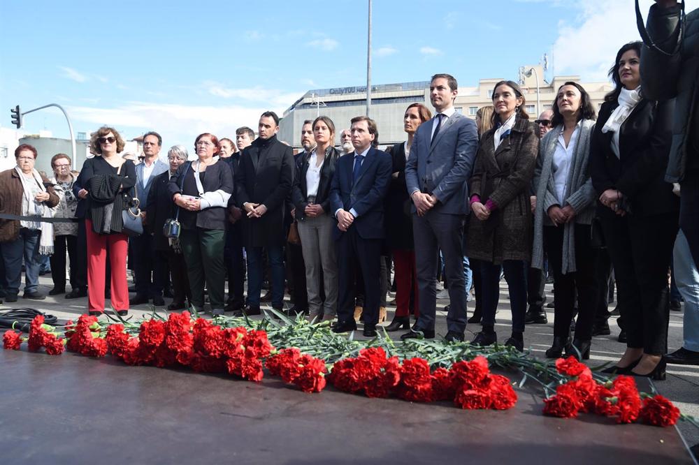 El alcalde de Madrid, José Luis Martínez-Almeida (c), el secretario general del PSOE, Juan Lobato (4d), y la ministra de Industria, Comercio y Turismo, Reyes Maroto (3d), durante el acto de recuerdo de las víctimas del 11 de marzo en Atocha El