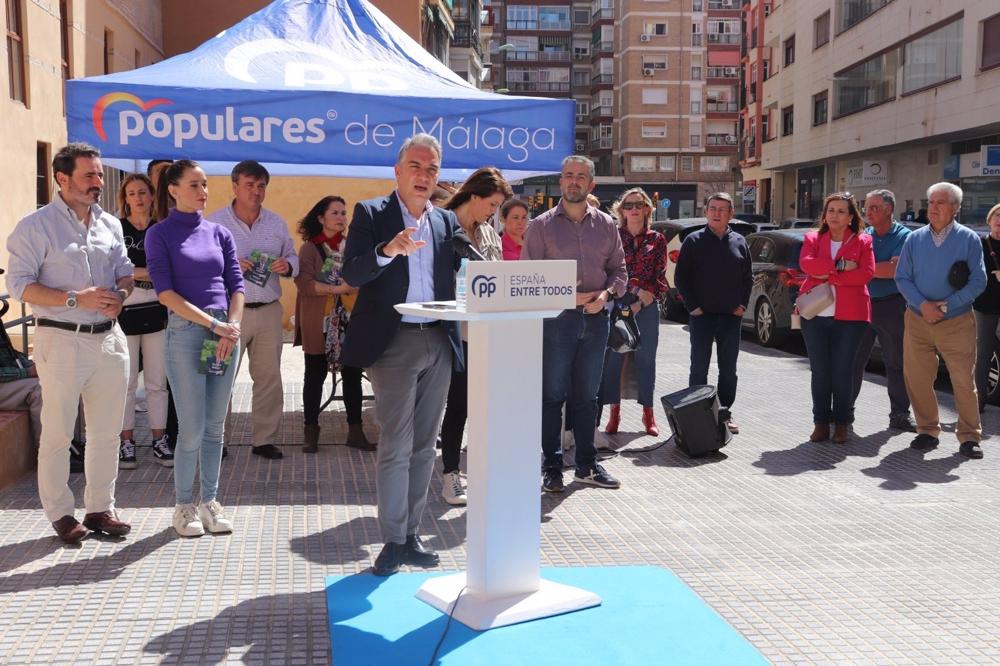 El coordinador general del PP, Elías Bendodo, en la visita a una carpa del PP en Málaga. El