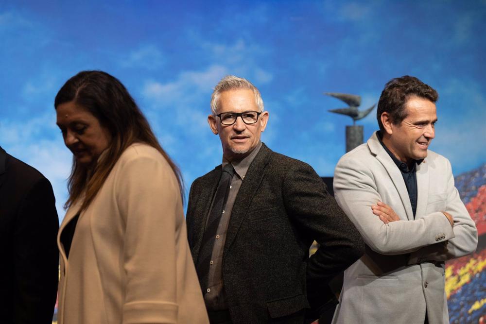 File - Former British footballer Gary Lineker (c) during the ceremony in which he receives the Vázquez Montalbán Award in sports journalism, at the Camp Nou, on October 24, 2022, in Barcelona, Catalonia (Spain). File