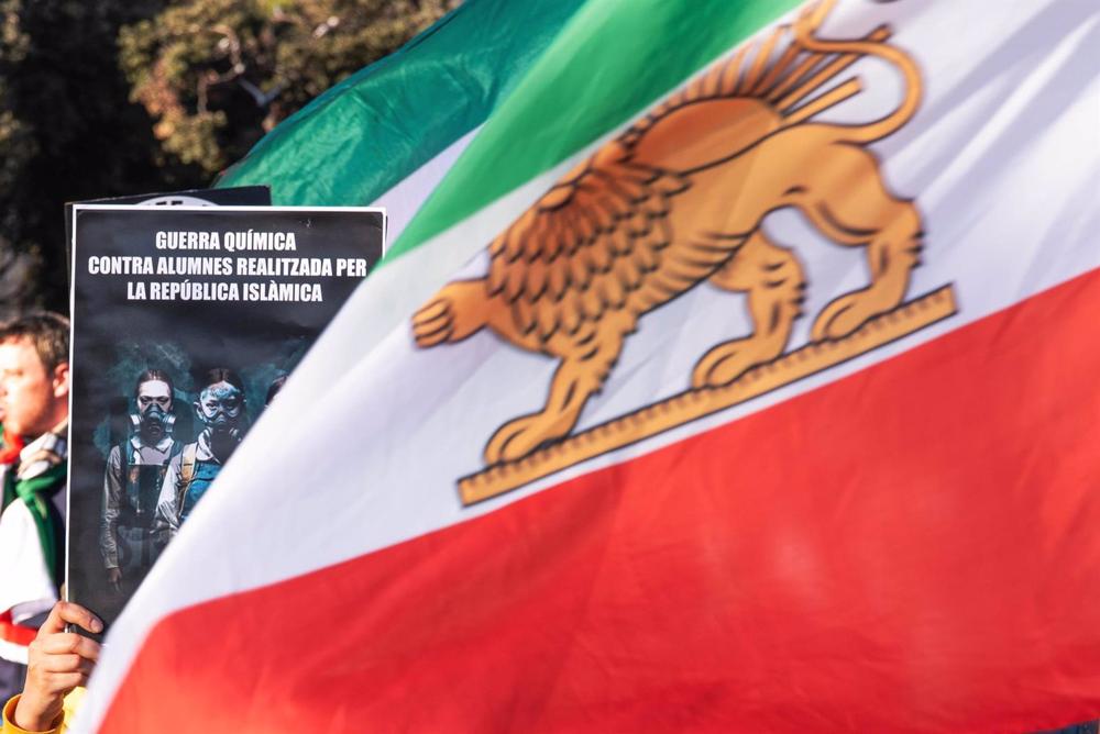 Manifestazione a Barcellona per protestare contro l'avvelenamento delle studentesse nelle scuole iraniane Manifestazione