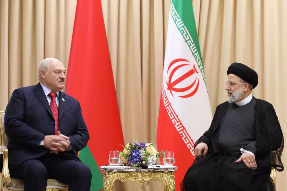 Archivo - El presidente de Bielorrusia, Alexander Lukashenko, junto a su par iraní, Ebrahim Raisi, durante un encuentro en Samarcanda, Uzbekistán. Archivo
