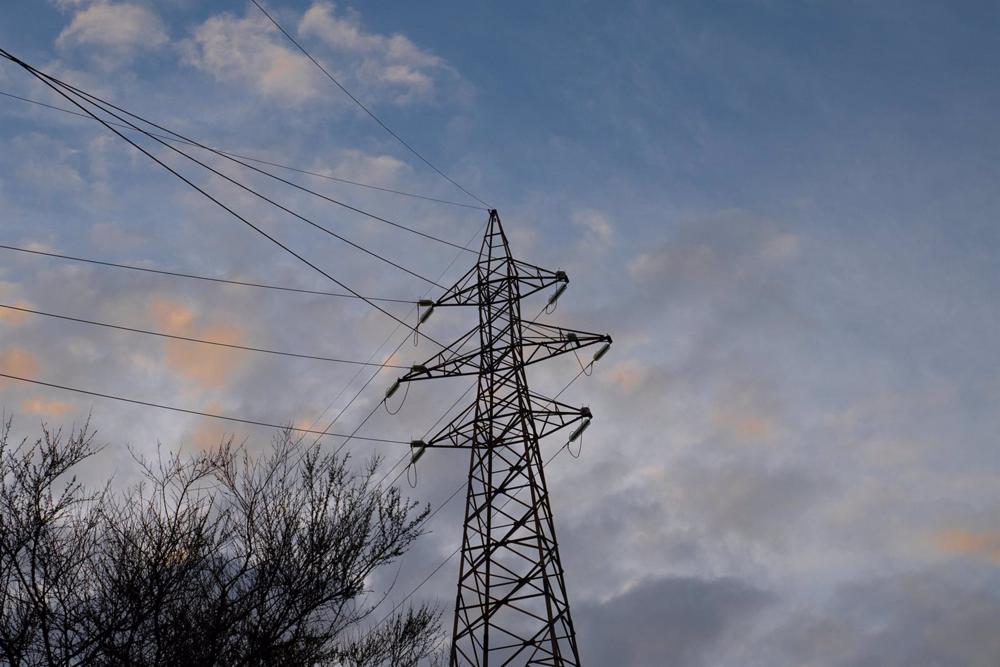 Archivo - Tendido eléctrico, a 31 de diciembre de 2022, en Barcelona, Cataluña (España). Archivo